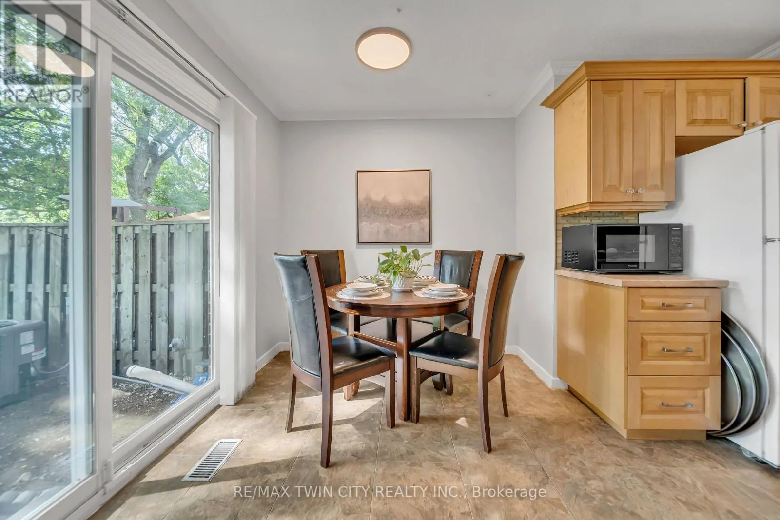 101 - 121 UNIVERSITY AVENUE E
