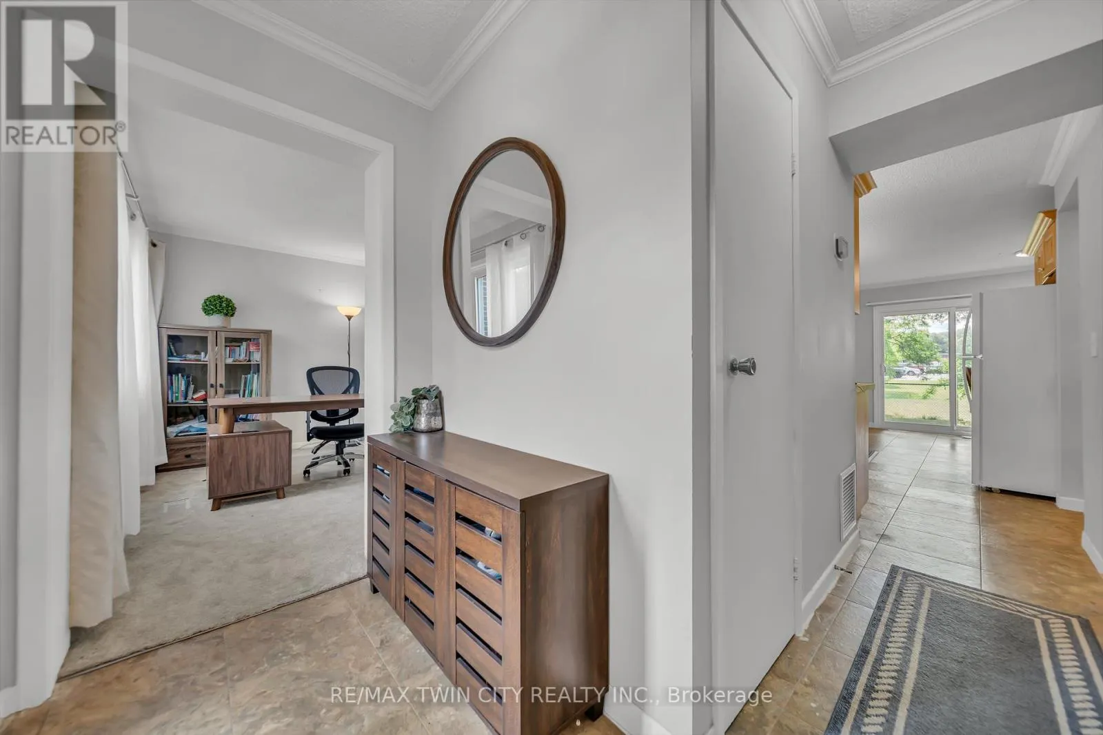 101 - 121 UNIVERSITY AVENUE E