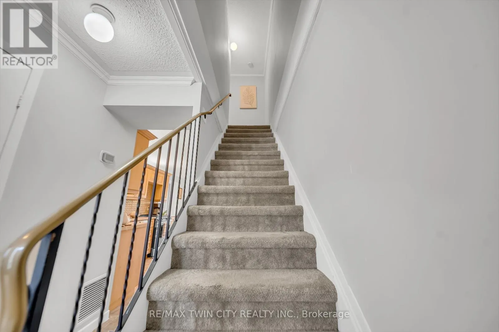 101 - 121 UNIVERSITY AVENUE E
