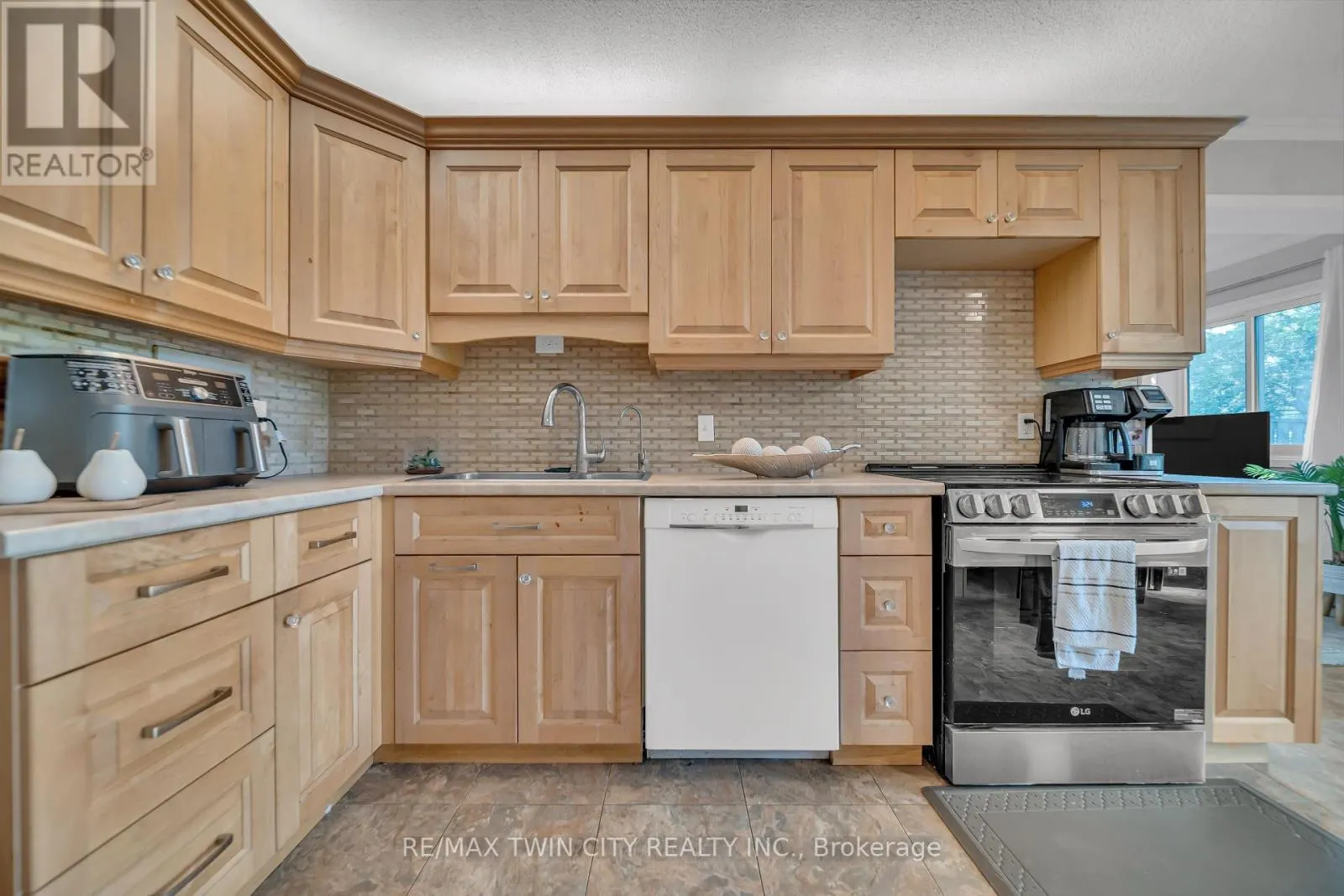 101 - 121 UNIVERSITY AVENUE E