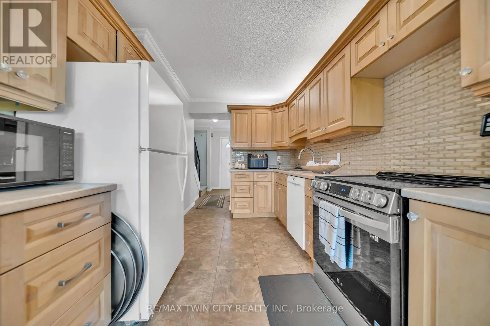 101 - 121 UNIVERSITY AVENUE E