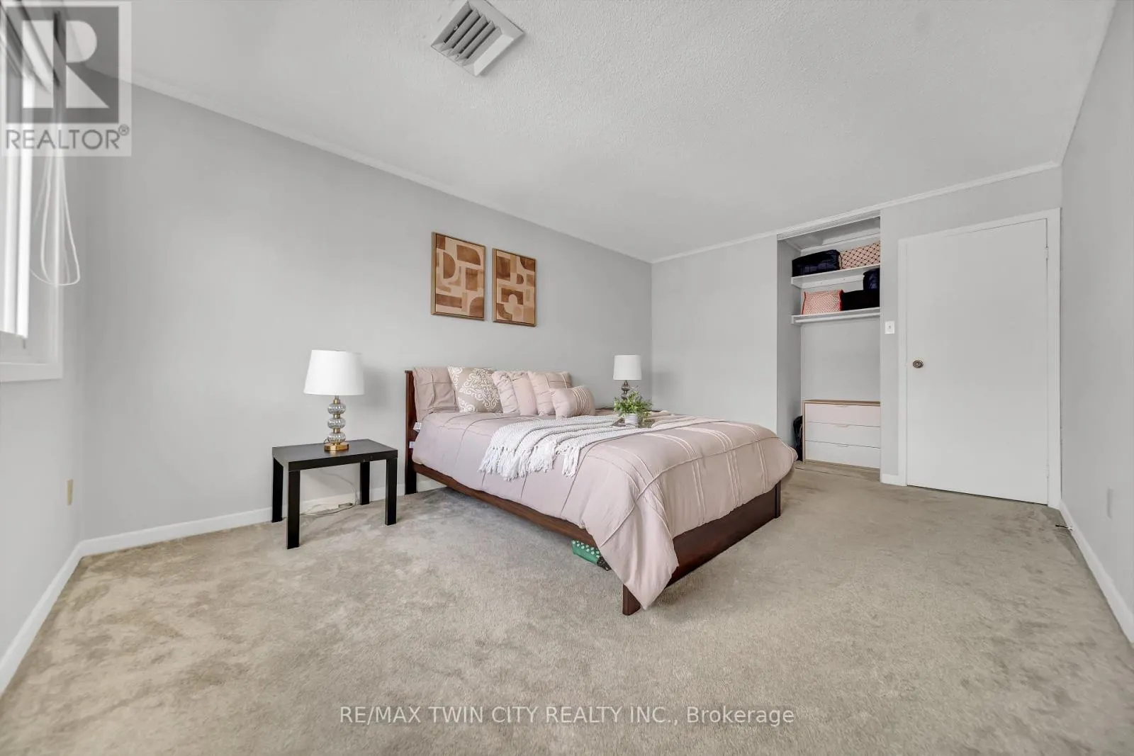 101 - 121 UNIVERSITY AVENUE E