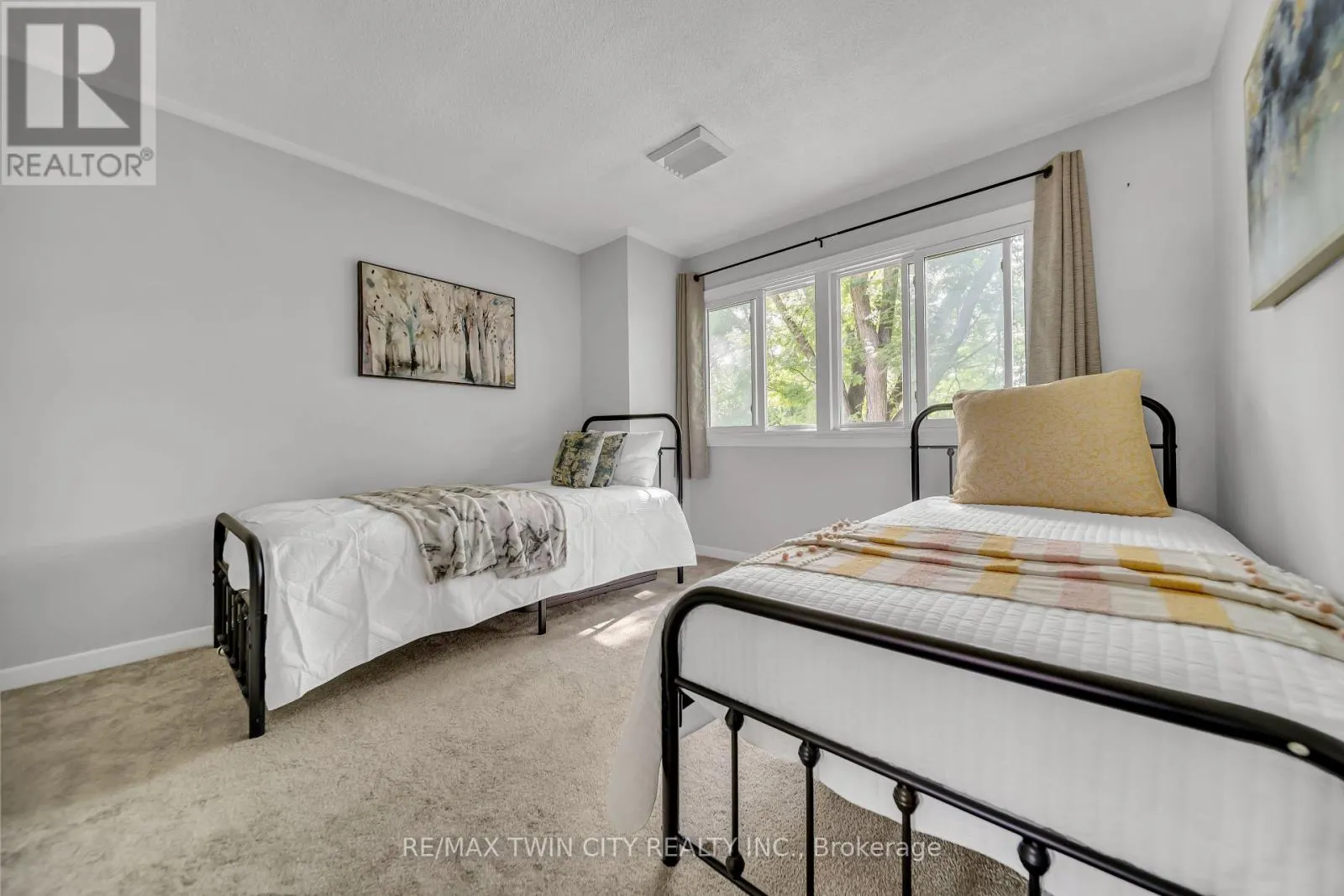 101 - 121 UNIVERSITY AVENUE E