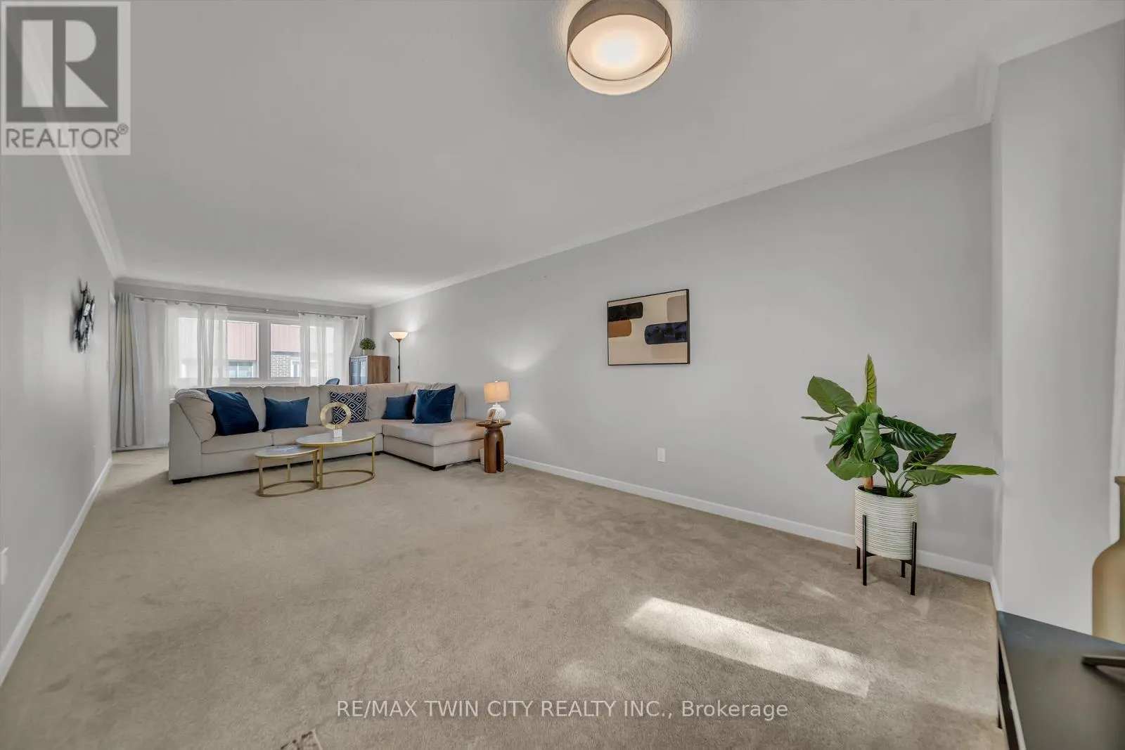 101 - 121 UNIVERSITY AVENUE E