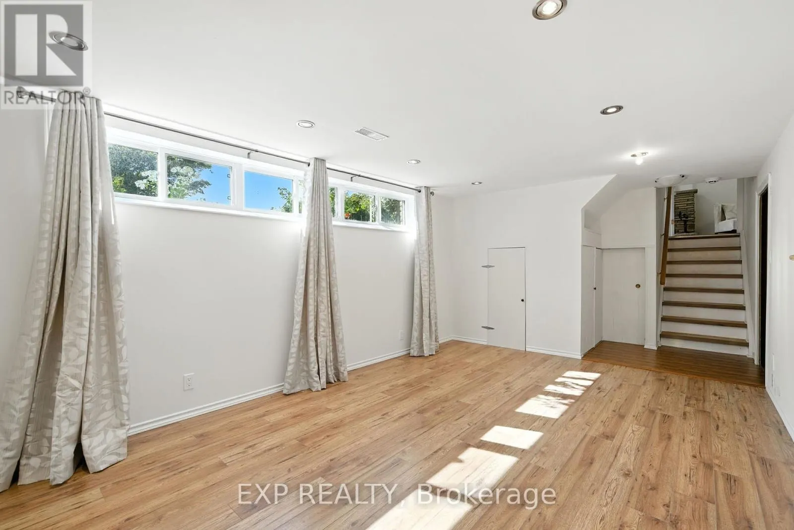 52 BAYVIEW CRESCENT