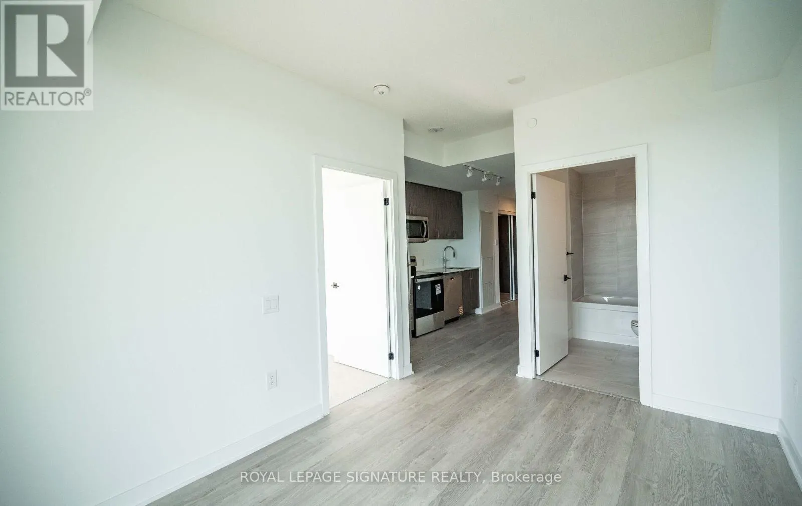 1419 - 2782 BARTON STREET E