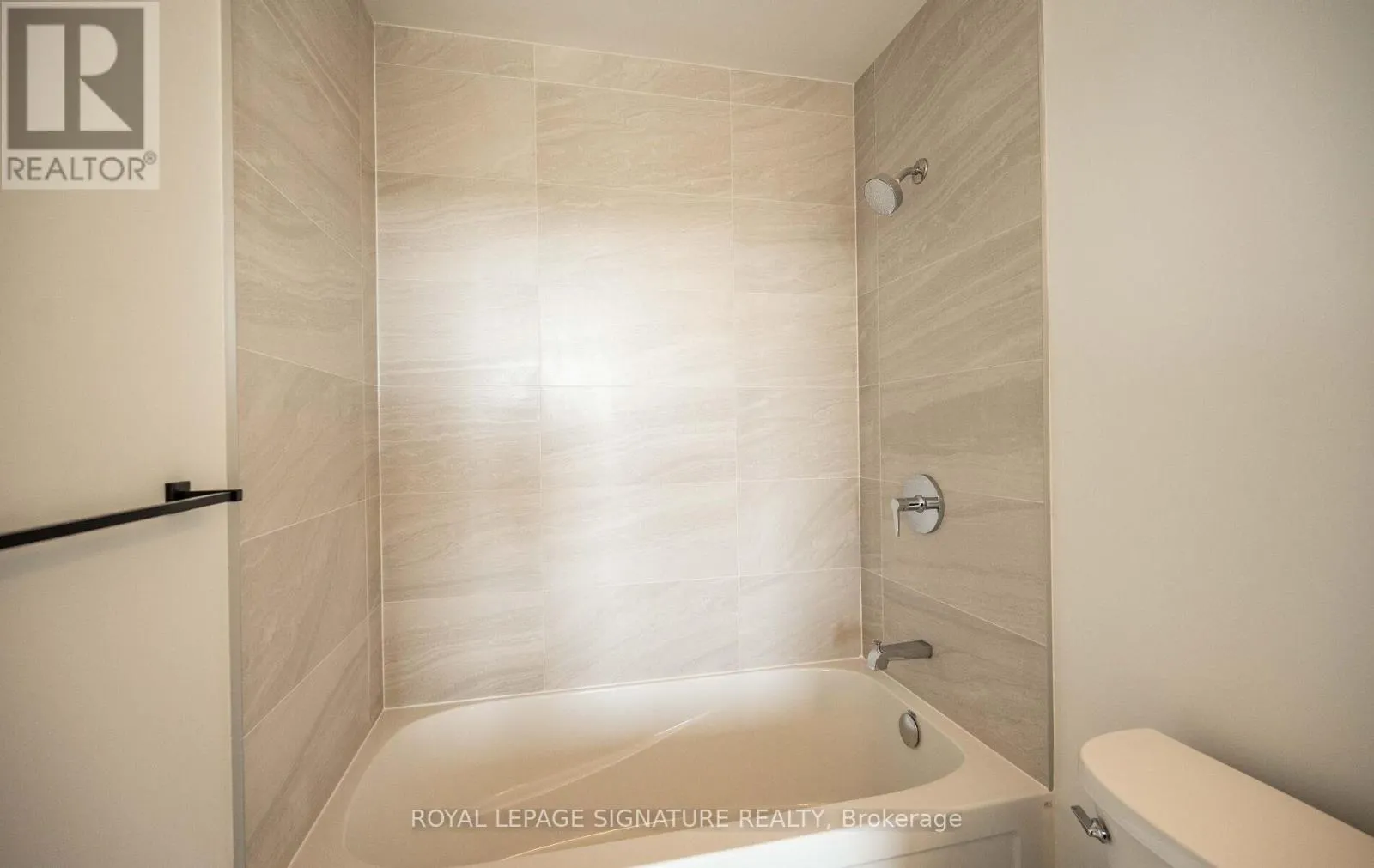 1419 - 2782 BARTON STREET E