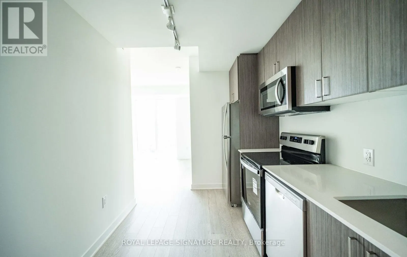 1419 - 2782 BARTON STREET E