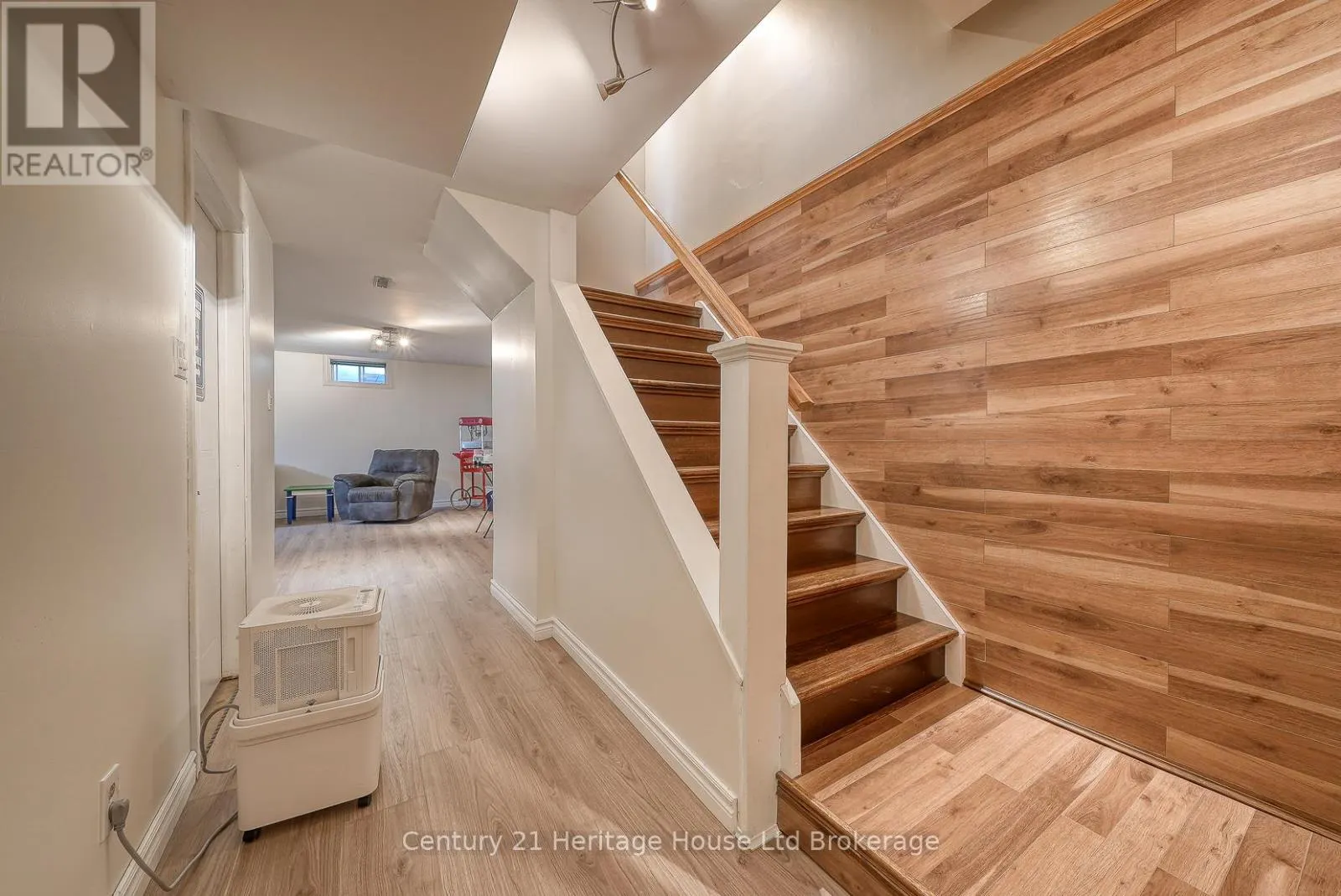 5 MOHICAN DRIVE