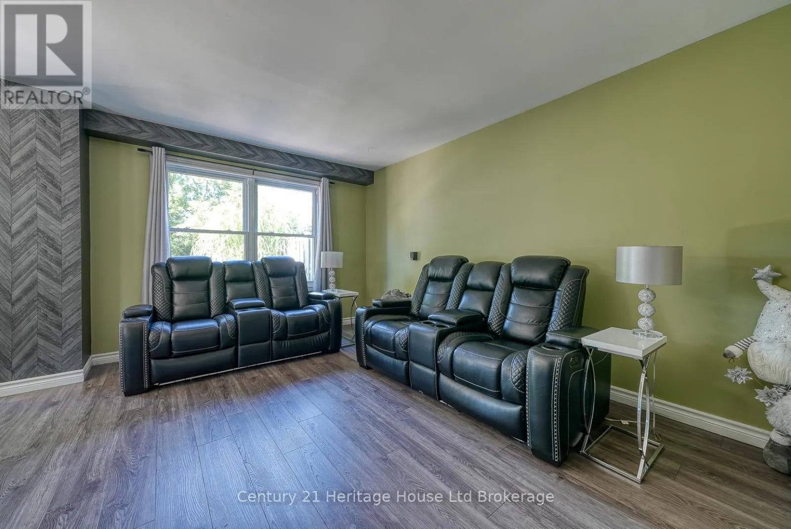 5 MOHICAN DRIVE