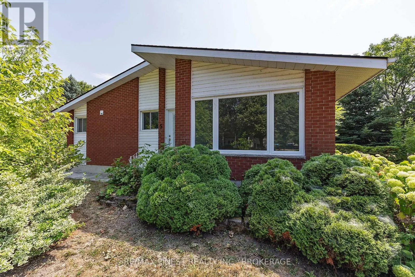 5 MICHAEL GRASS CRESCENT