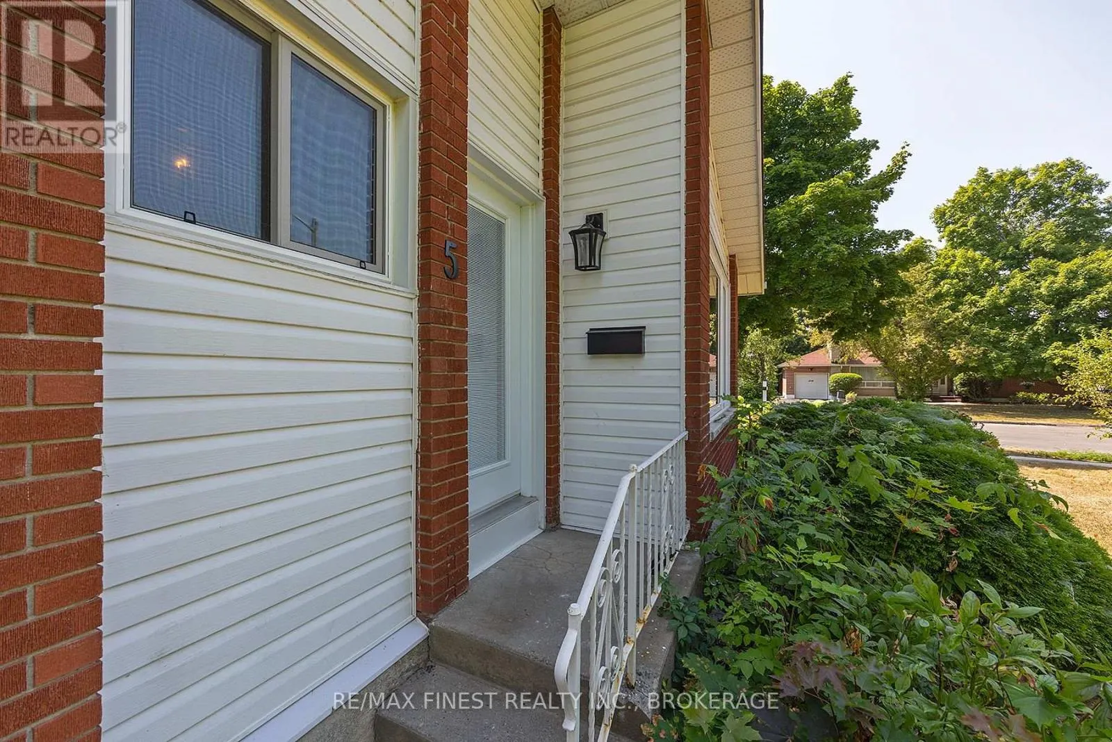 5 MICHAEL GRASS CRESCENT
