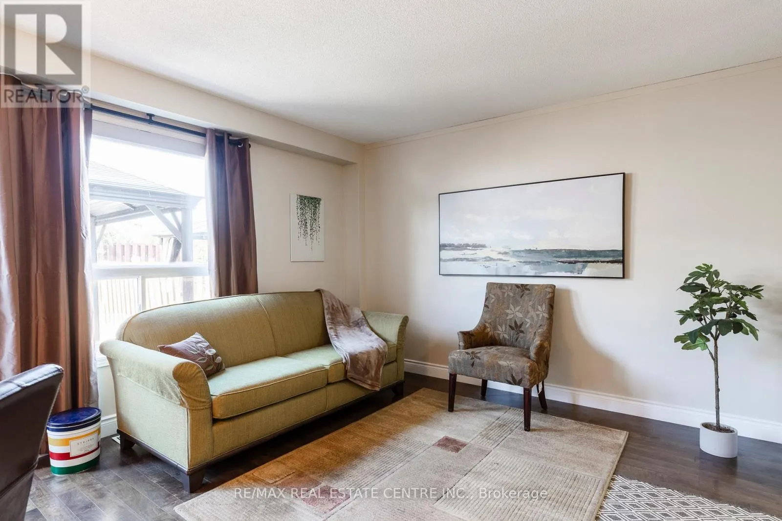 37 - 10 CADHAM BOULEVARD