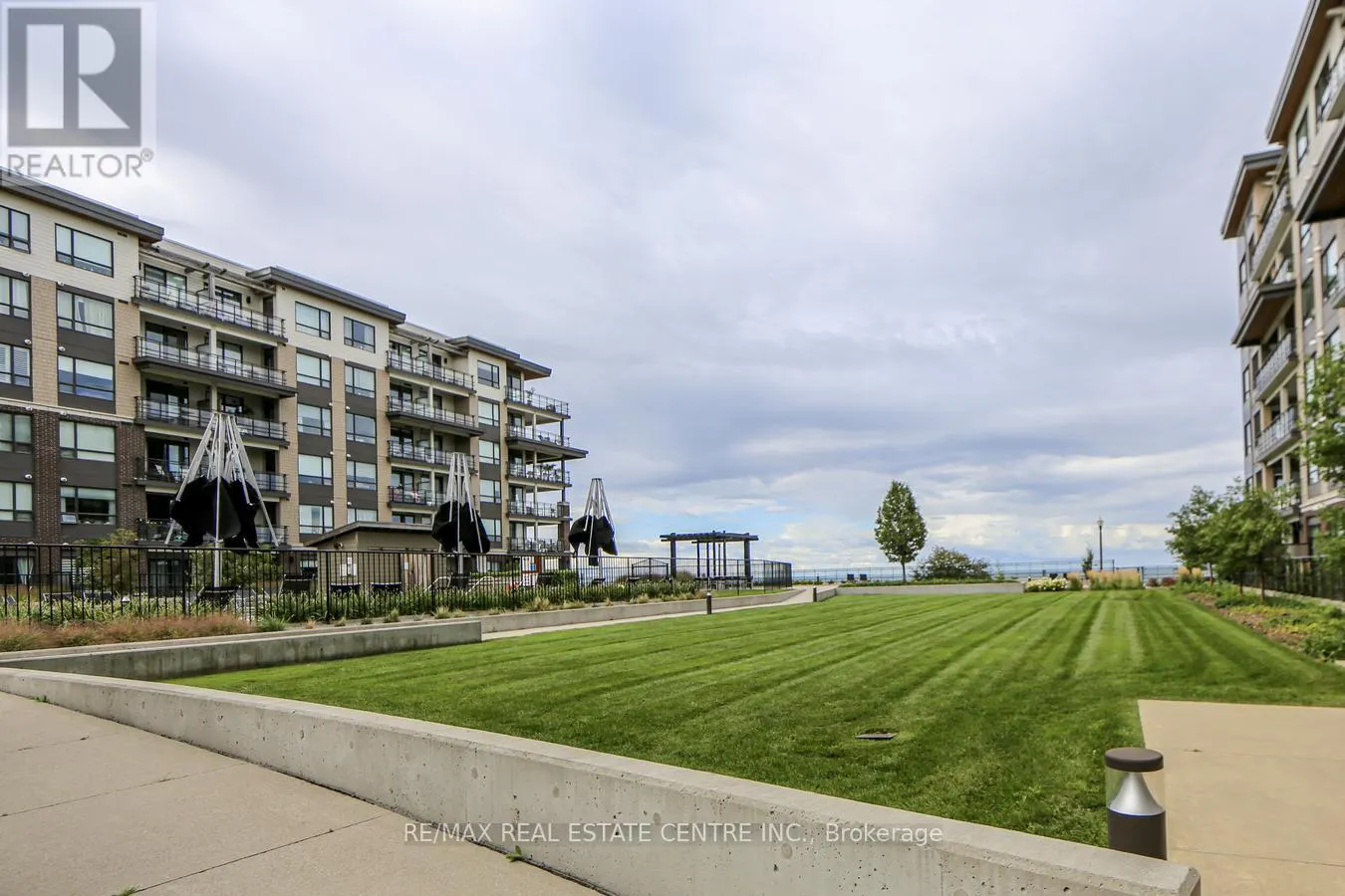 313 - 10 ESPLANADE LANE