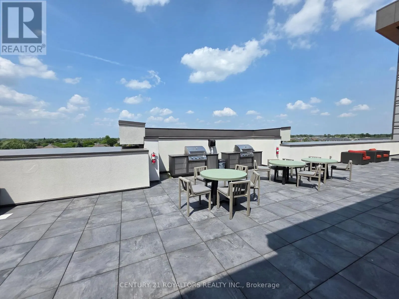 610 - 450 DUNDAS STREET
