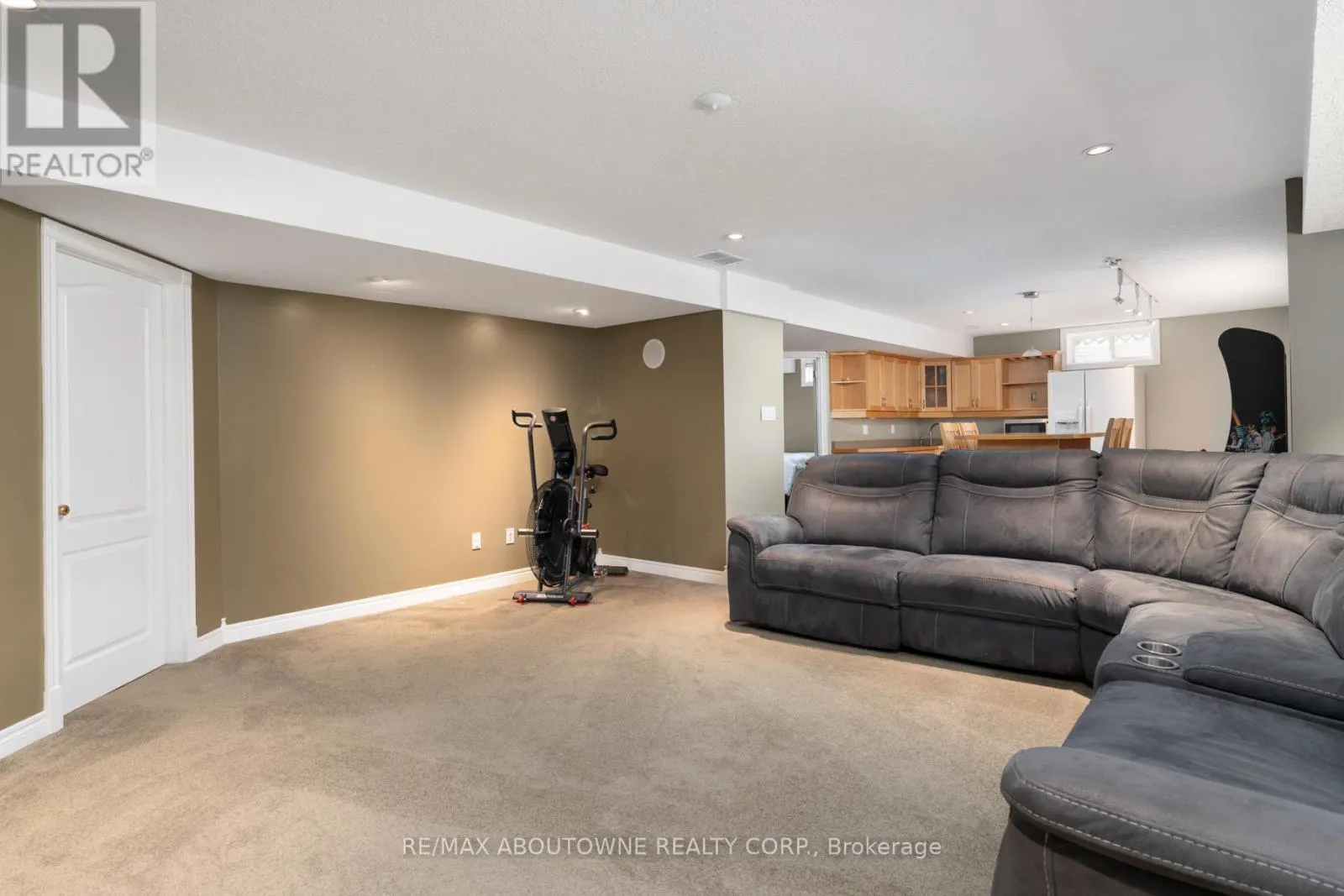 42 PEARWOOD COURT