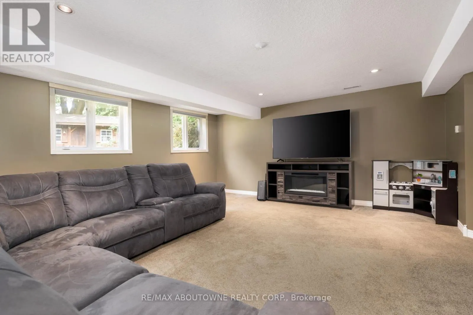 42 PEARWOOD COURT