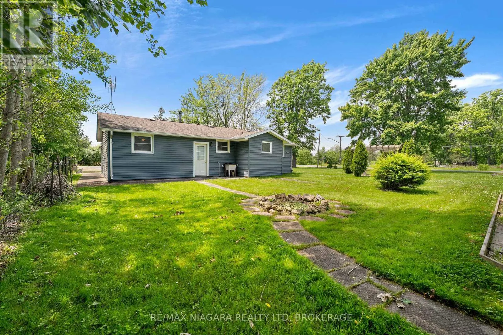527 PINECREST ROAD