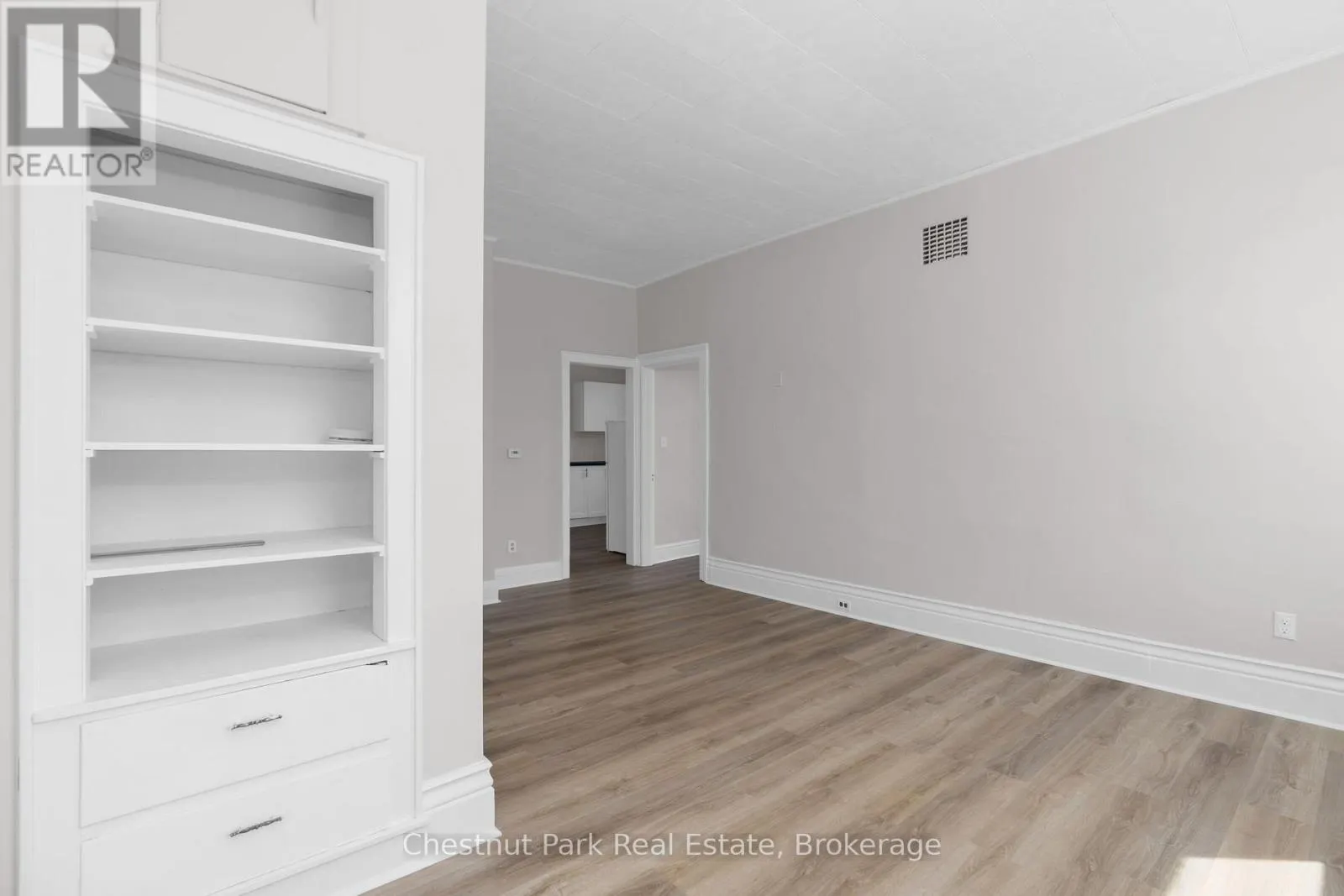 16 TROWBRIDGE STREET W