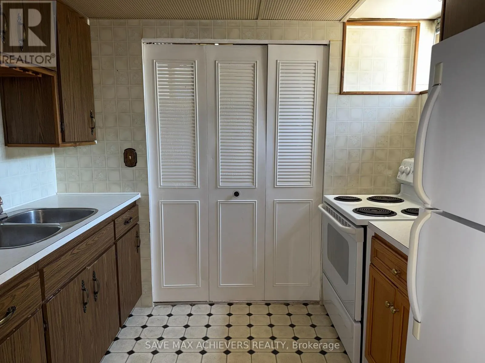 LOWER - 811 DOLPH STREET N