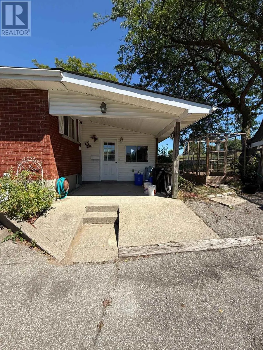 LOWER - 811 DOLPH STREET N