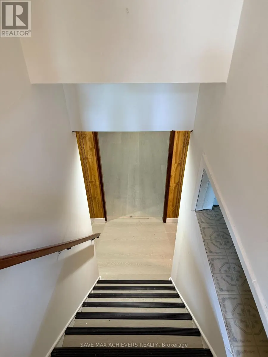 LOWER - 811 DOLPH STREET N
