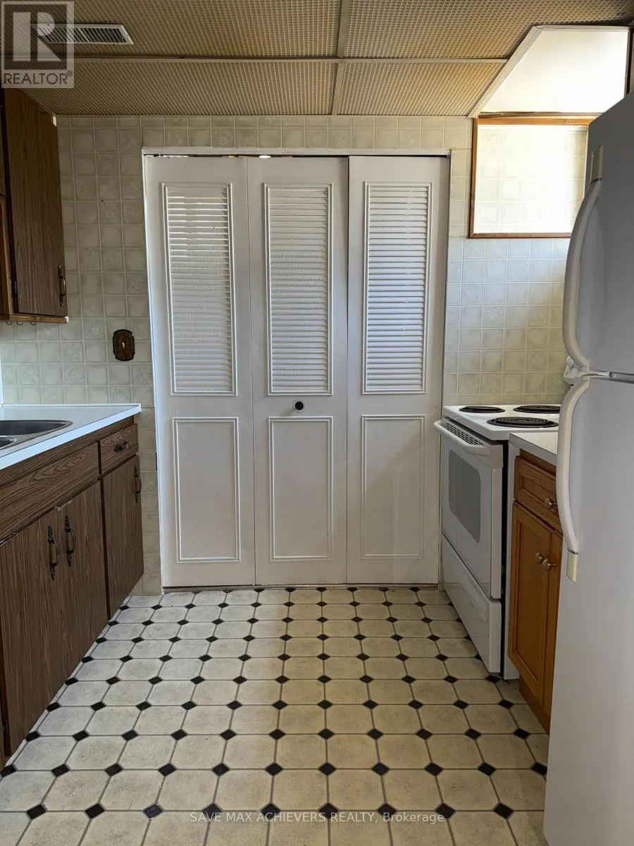 LOWER - 811 DOLPH STREET N