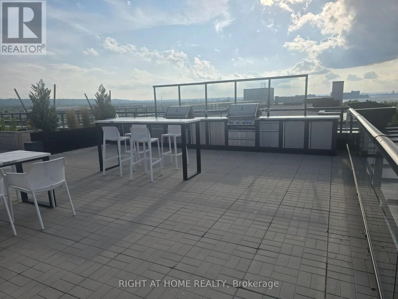 522 - 600 NORTH SERVICE ROAD