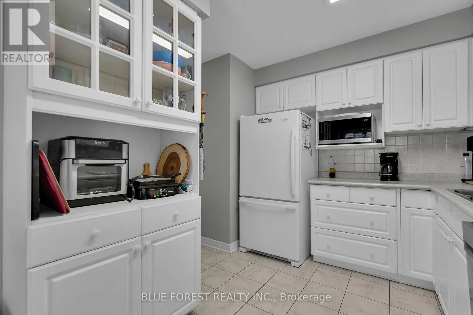 3 - 410 AMBLESIDE DRIVE, #3