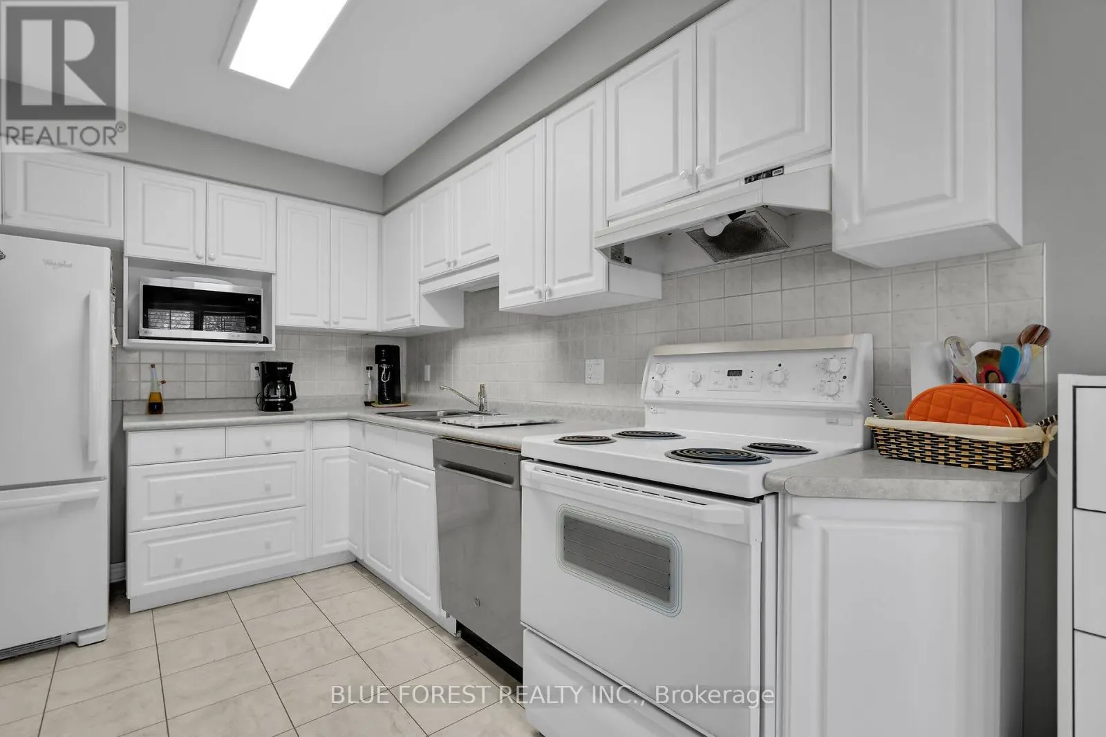 3 - 410 AMBLESIDE DRIVE, #3