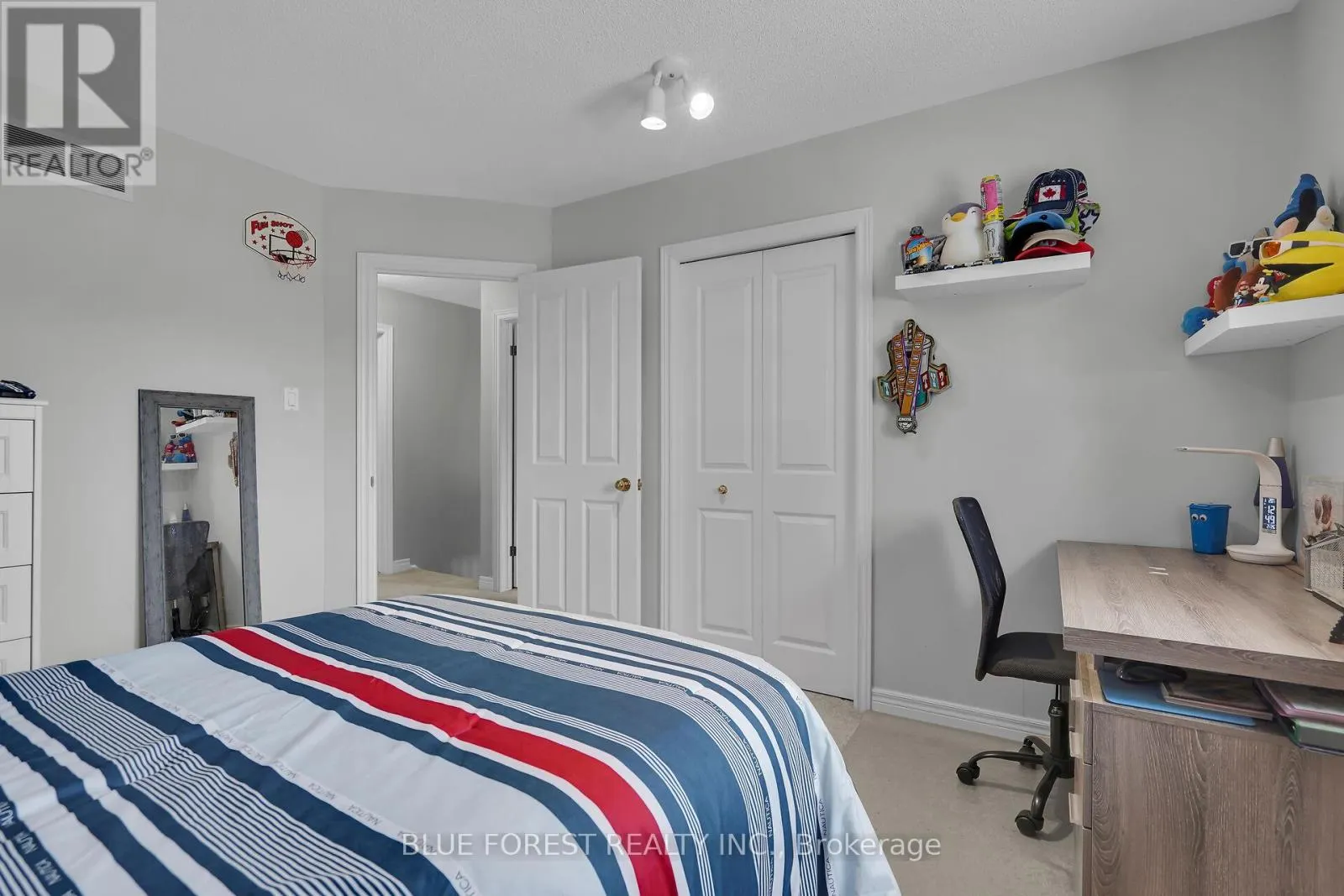 3 - 410 AMBLESIDE DRIVE, #3
