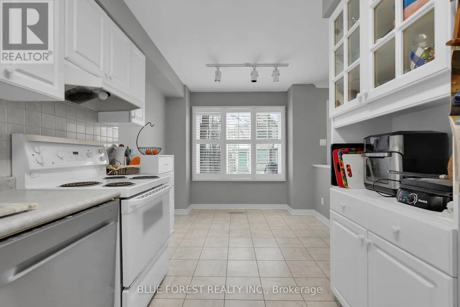 3 - 410 AMBLESIDE DRIVE, #3