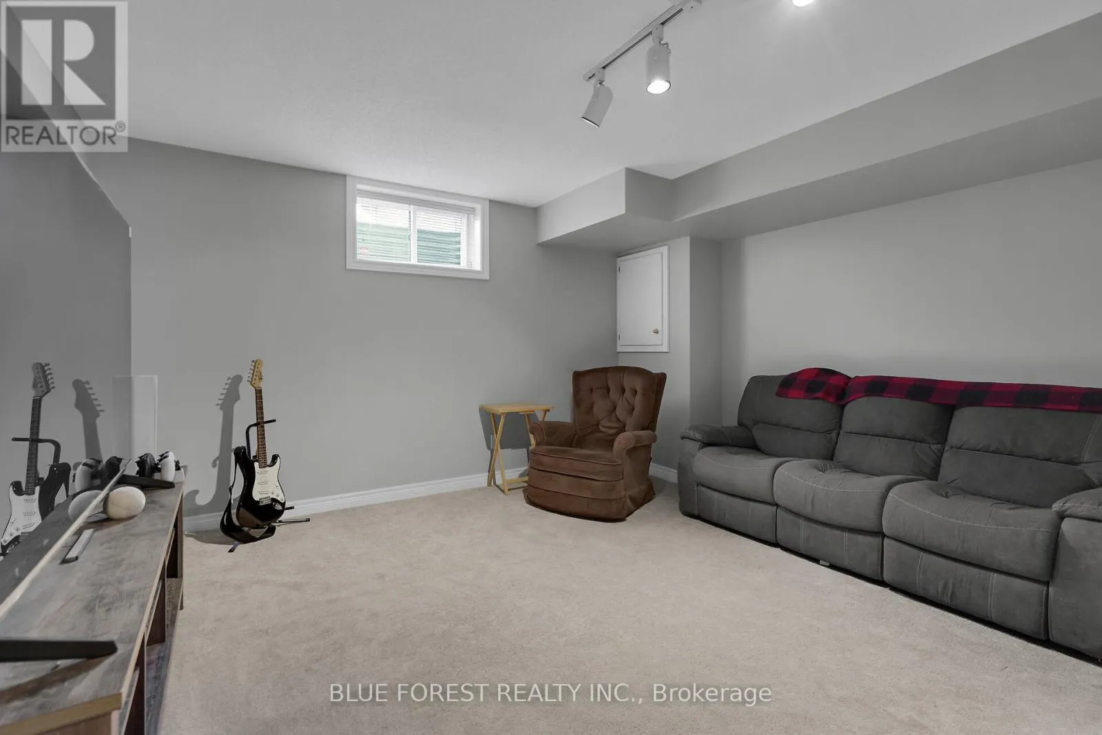 3 - 410 AMBLESIDE DRIVE, #3