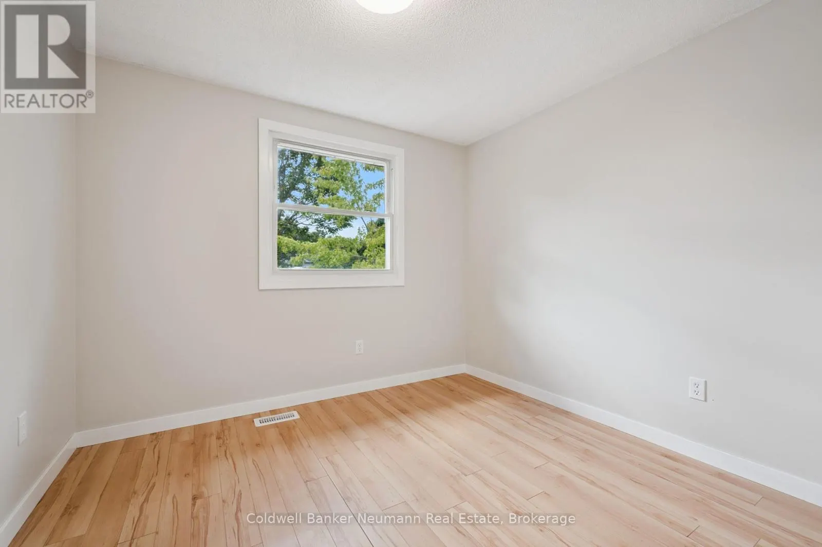 29 GRANDRIDGE CRESCENT
