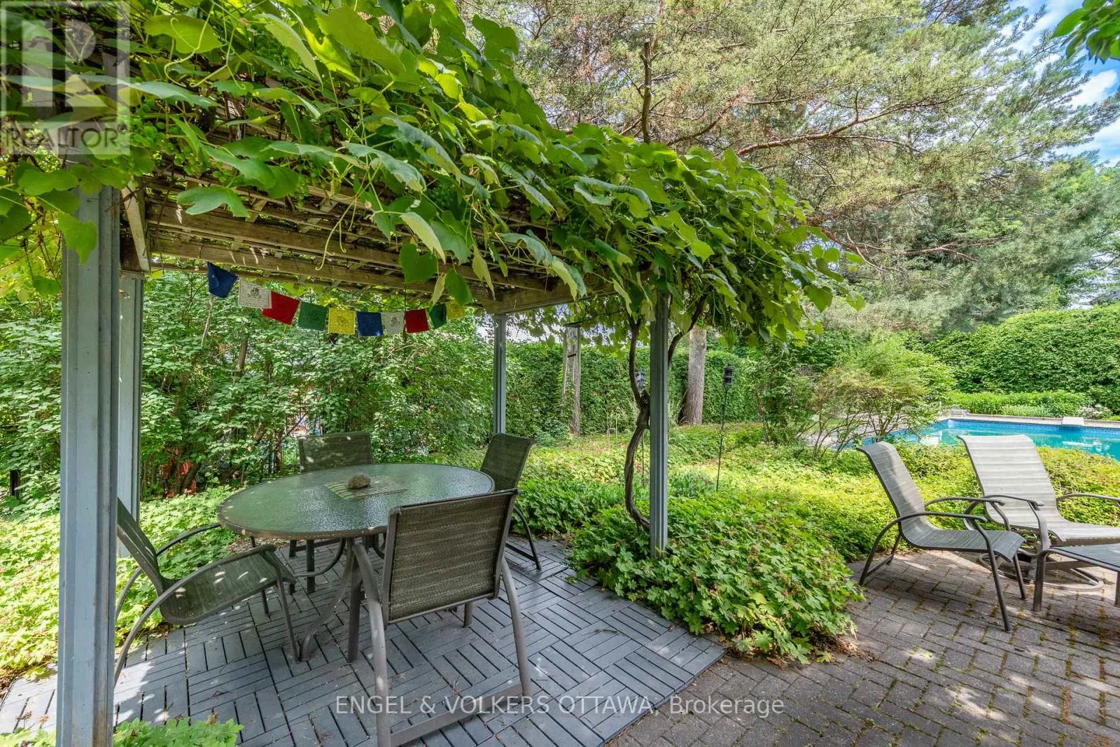 899 DRESDEN CRESCENT