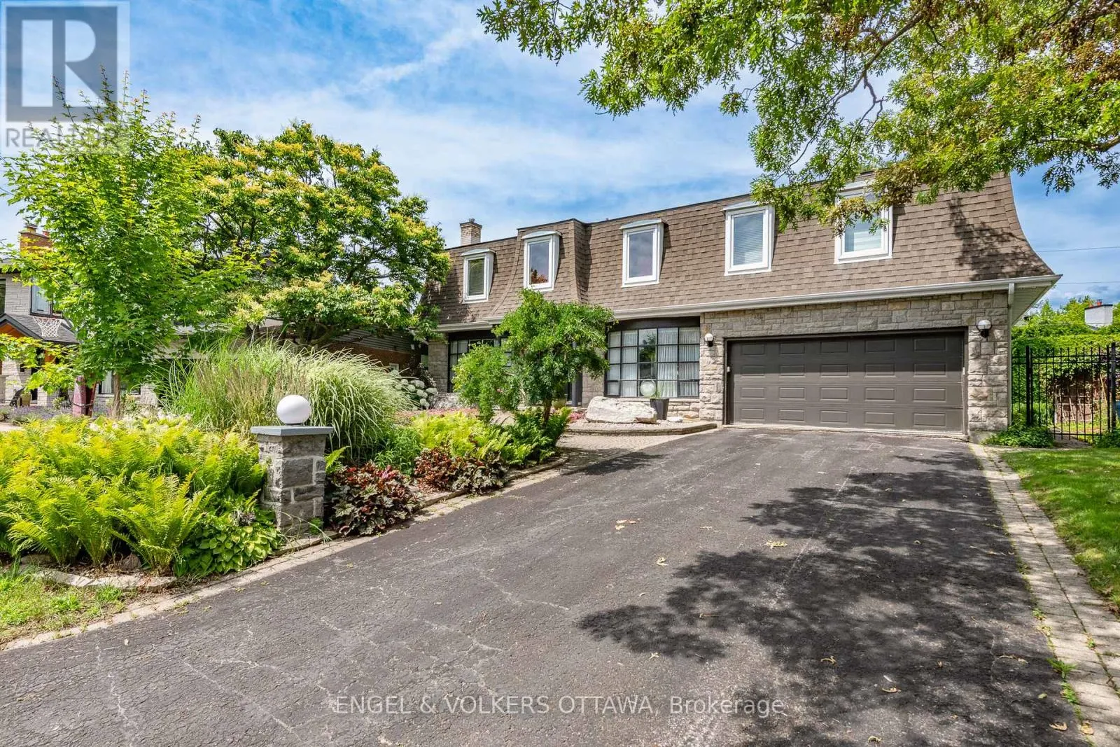899 DRESDEN CRESCENT