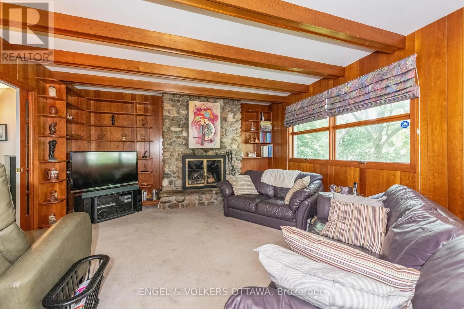 899 DRESDEN CRESCENT