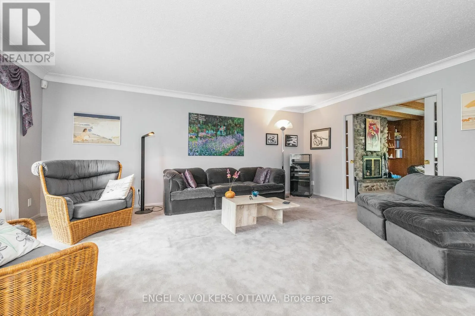 899 DRESDEN CRESCENT
