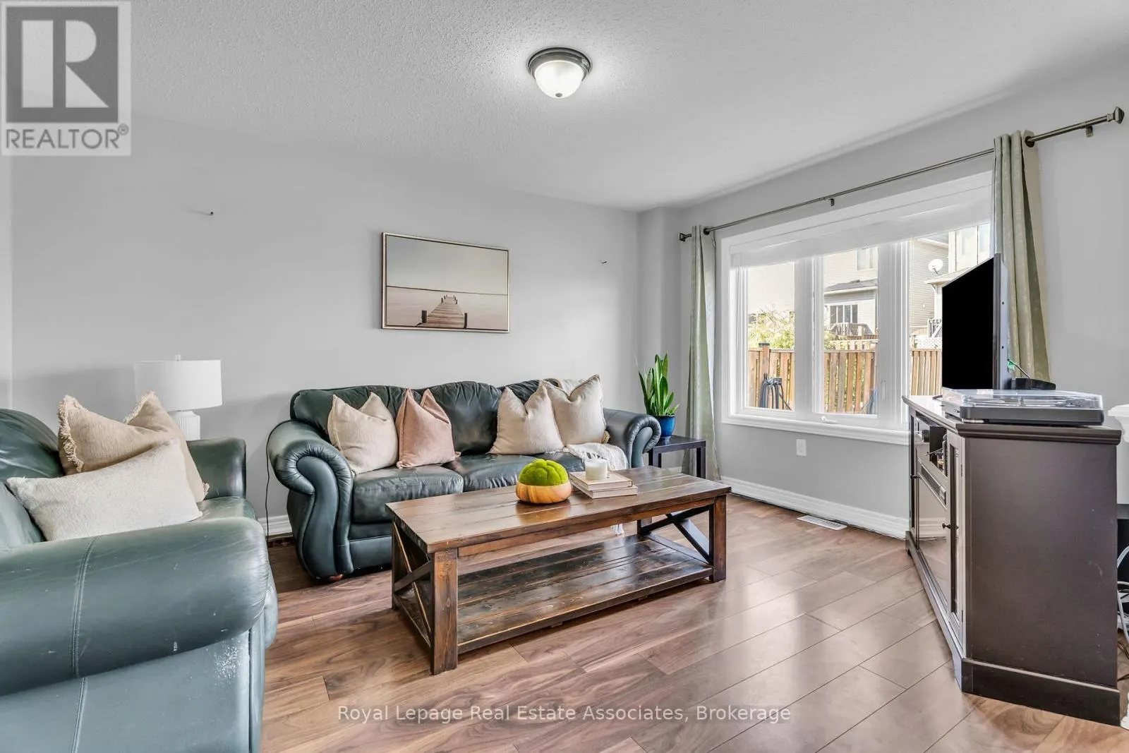 822 COOK CRESCENT