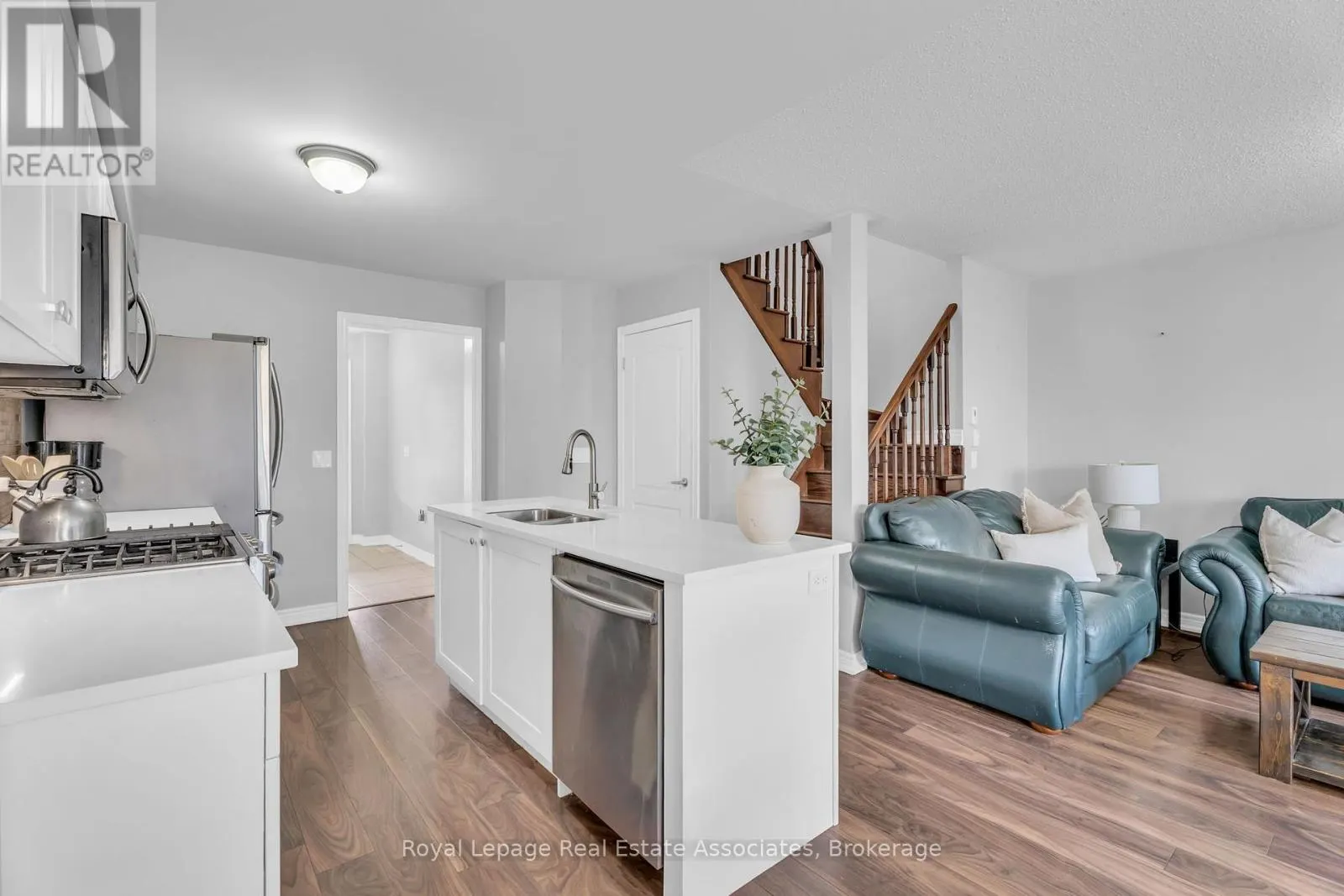 822 COOK CRESCENT