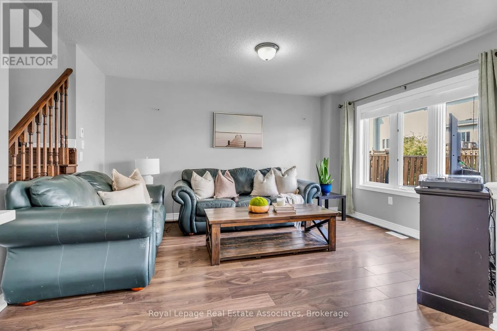822 COOK CRESCENT