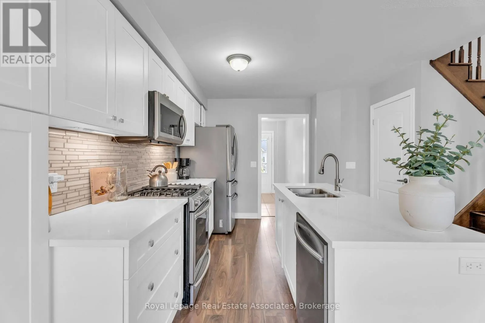 822 COOK CRESCENT