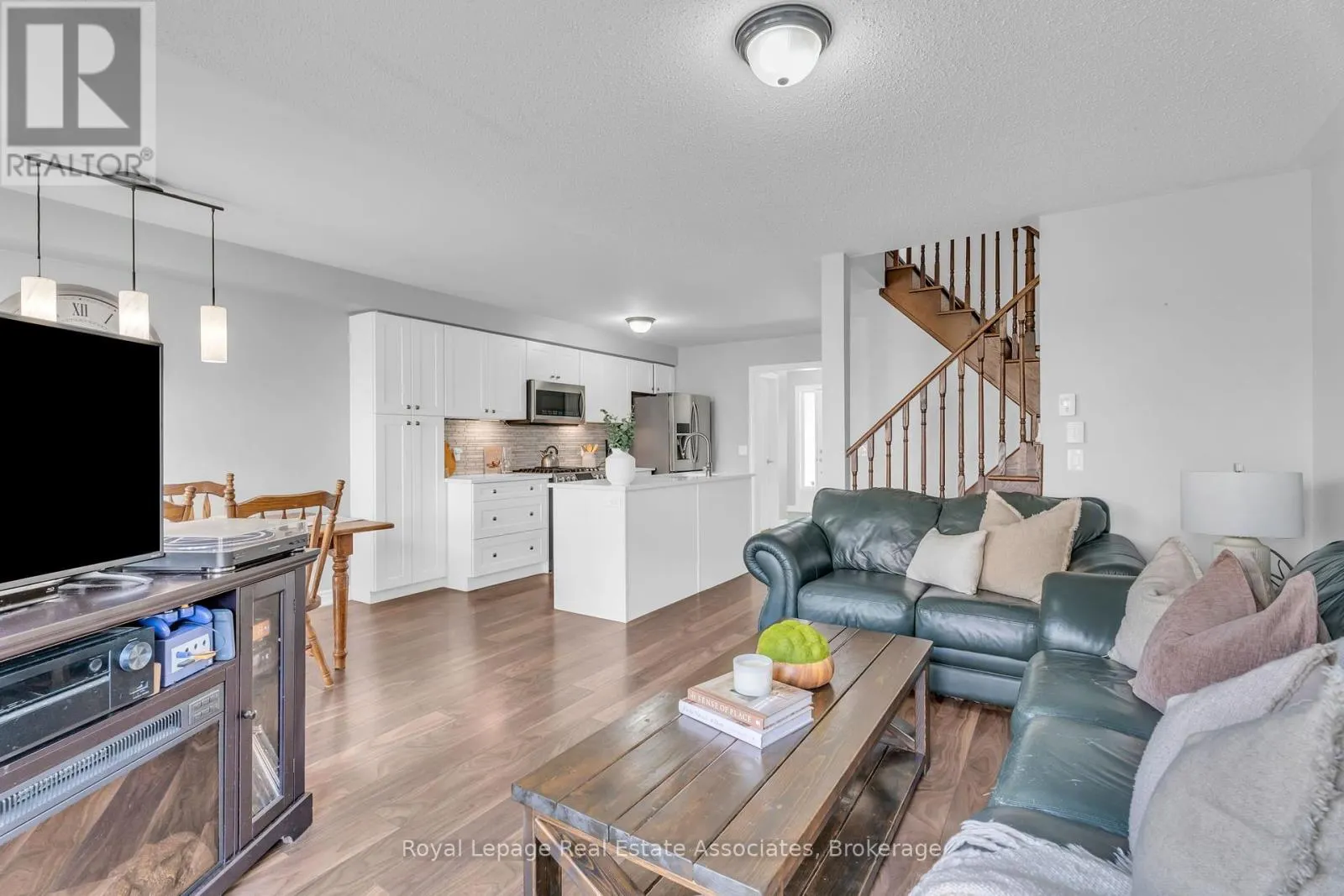 822 COOK CRESCENT