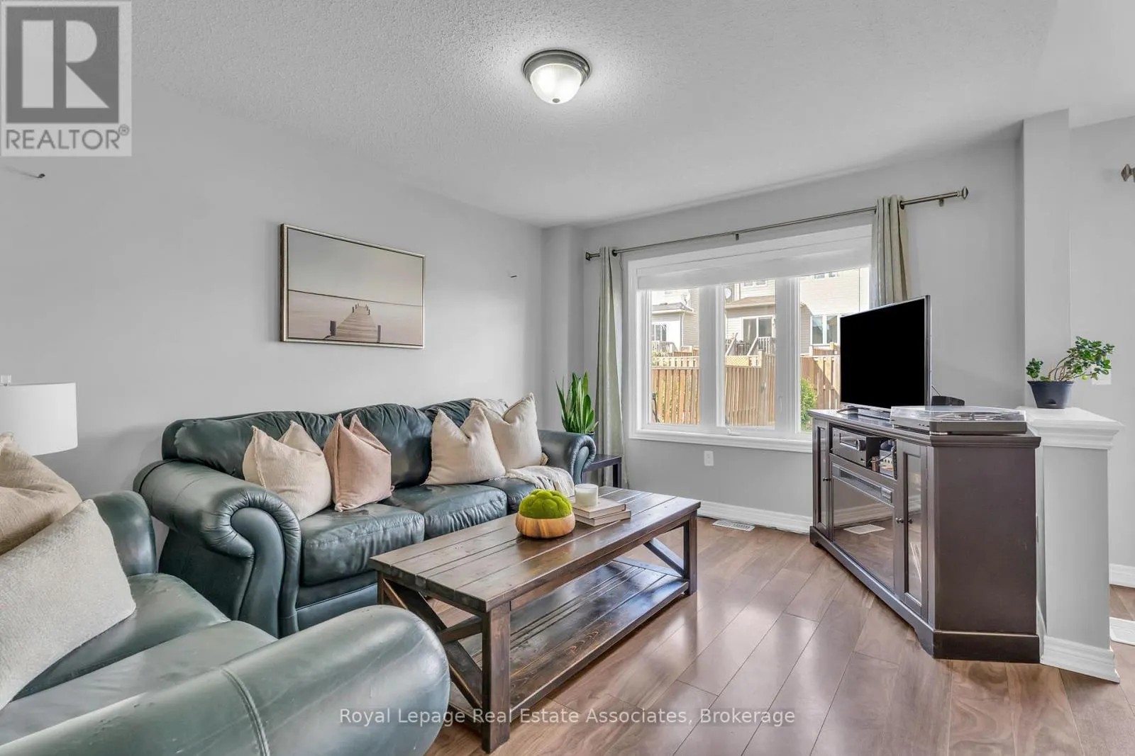 822 COOK CRESCENT