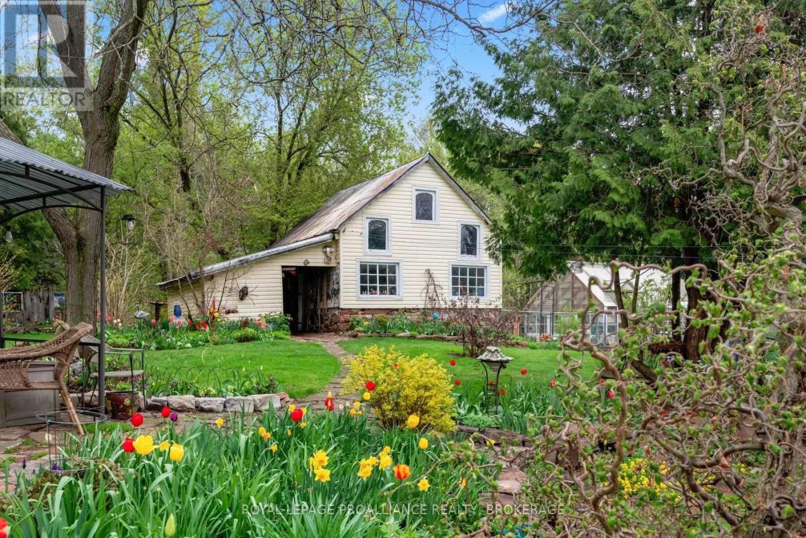 2078 SUNBURY ROAD