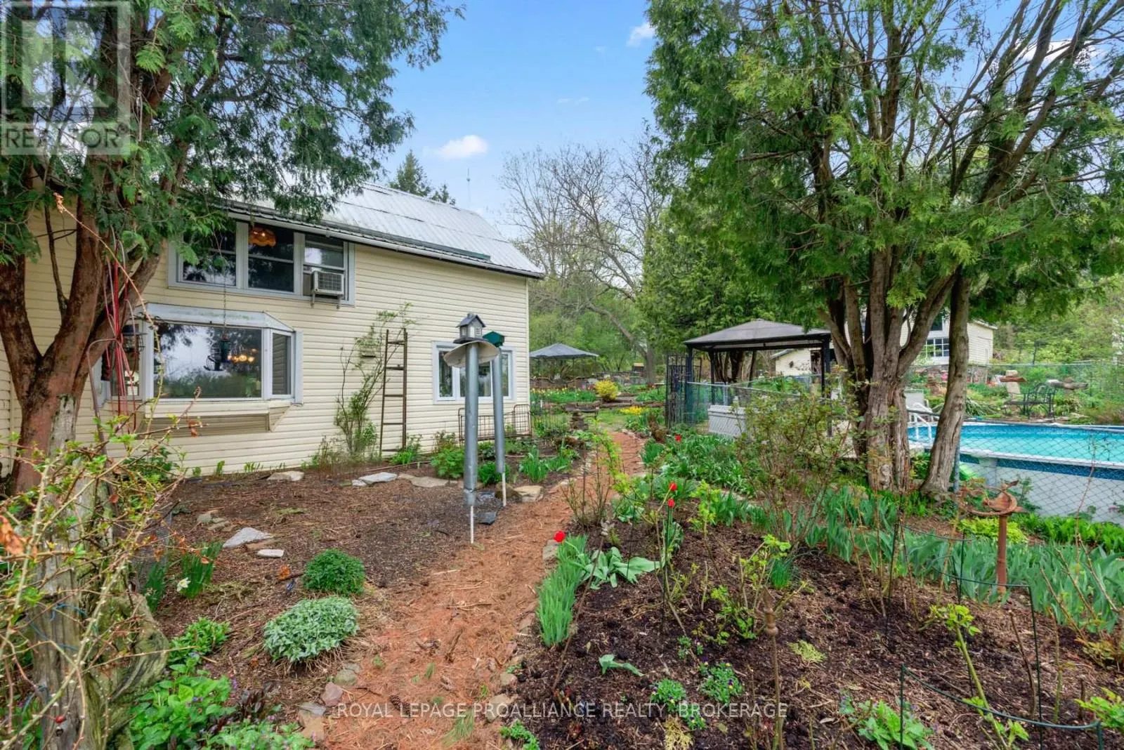 2078 SUNBURY ROAD