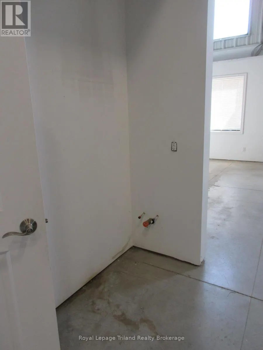 4 - 1099 COMMERCE WAY, #4