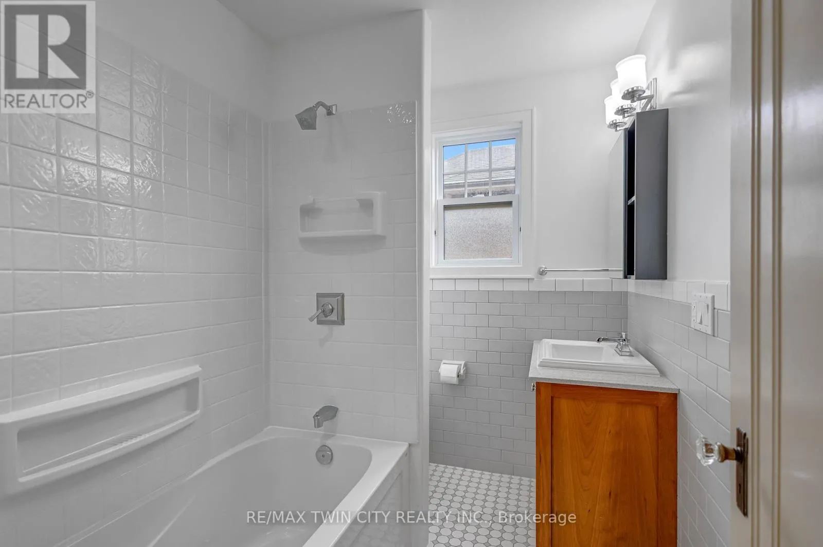 25 BROADWAY STREET E