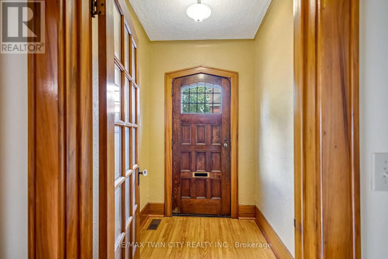 25 BROADWAY STREET E