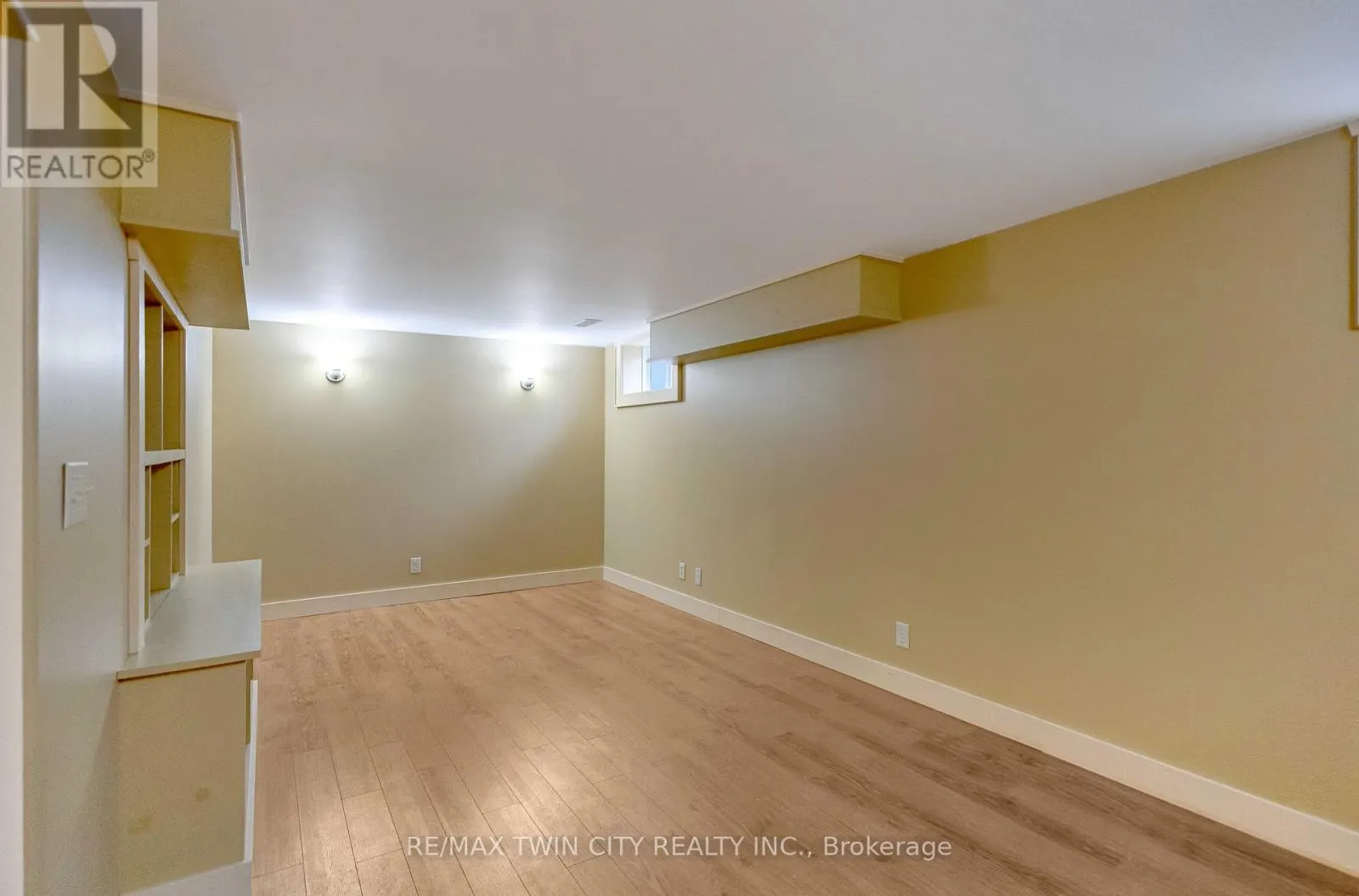 25 BROADWAY STREET E